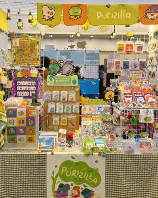 Khám phá gian hàng quà tặng handmade dễ thương với nhiều sản phẩm sáng tạo như sticker, phụ kiện và đồ trang trí độc đáo, phù hợp làm quà tặng.